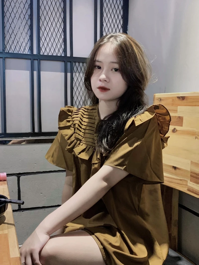 Ảnh gái chụp trước gương trong phòng gym thể hiện sự năng động