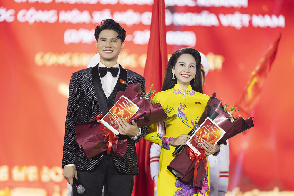 Vũ Mạnh Cường gác nỗi đau bố nhập viện, hoàn thành vai trò MC tại concert quốc gia do MMLIVE tài trợ