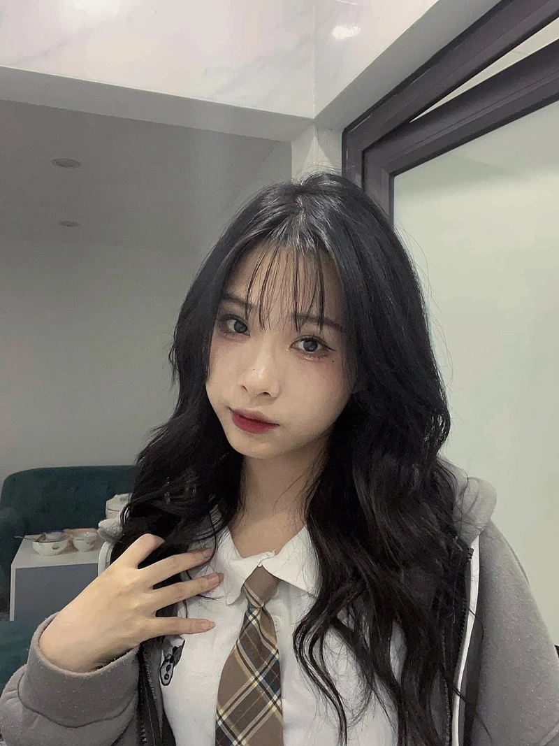 Cách chụp ảnh trước gương khoe outfit là xu hướng thịnh hành