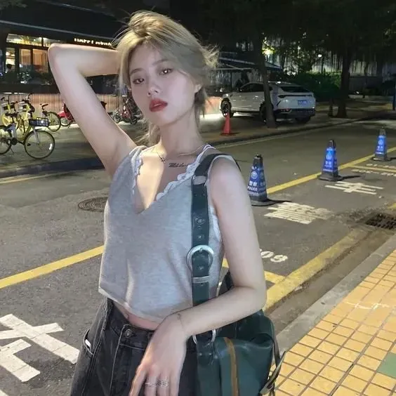 Gái xinh mặc áo trong suốt mang đến sự quyến rũ và mơ màng